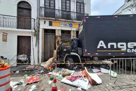 Casa do Benin é fechada temporariamente após caminhão atingir fachada - Imagem