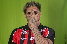 Centroavante do Vitória sofre lesão grave e fica fora de combate - Imagem