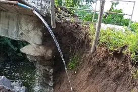 Chuvas causam desmoronamento de parte de ponte no interior da Bahia - Imagem