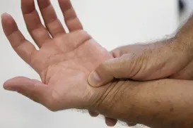 Conheça tratamentos garantidos pelo SUS a pessoas com fibromialgia - Imagem