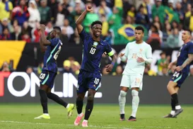 Craque da Seleção se recupera de dores na coxa e retorna aos treinos - Imagem