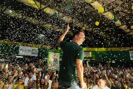 Dancinhas e pai na UTI: por que postura de Flávio Bolsonaro virou alvo de críticas - Imagem