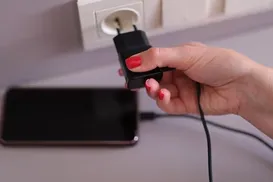 Deixar carregador na tomada pode ser mais perigoso do que parece - Imagem