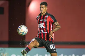 Destaque do Vitória, Renê leva cartão por "provocar" adversário; veja - Imagem