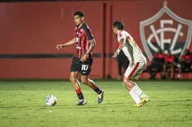 Em estreia como titular, Renê celebra primeiro gol pelo Vitória - Imagem