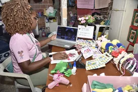 De laços a crochê: mães atípicas empreendem para sobreviver - Imagem