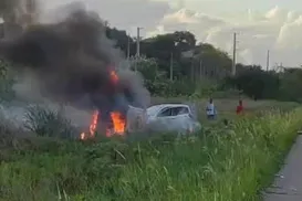 Ex-jogador de Bahia e Vitória fica ferido em acidente; carro pegou fogo - Imagem