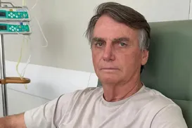 Ex-presidente Bolsonaro está 'inchado e irritado', diz Carlos Bolsonaro - Imagem