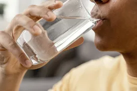 Excesso de água também faz mal? Saiba riscos de hábito considerado saudável - Imagem