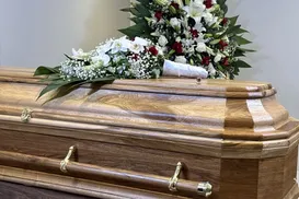 Filha é baleada durante velório da mãe e disparo atinge caixão - Imagem