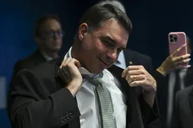 Flávio Bolsonaro faz churrasco com senadores após derrota de Messias no STF - Imagem