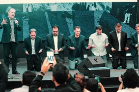 Flávio Bolsonaro mira evangélicos e vai a culto de Silas Malafaia - Imagem
