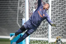Goleiro do Fluminense se torna o jogador mais velho a atuar pela Copa Libertadores - Imagem