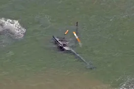 Helicóptero cai no mar em pouso forçado na Praia da Barra da Tijuca - Imagem