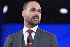 Hipócrita? Fala de Eduardo Bolsonaro contra prisão domiciliar viraliza - Imagem