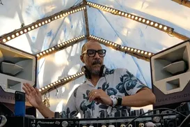 Hits das pistas dos anos 90 e 2000 voltam à cena em festa no Rio Vermelho - Imagem