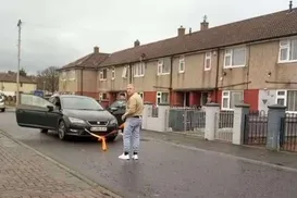 Homem bate recorde mundial puxando carro com testículos - Imagem