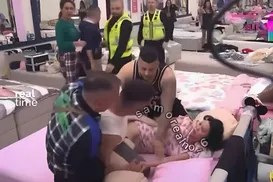 Homem enforca mulher em reality show e choca o público; veja vídeo - Imagem