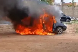 Homem incendeia próprio carro após revolta com falhas mecânicas - Imagem