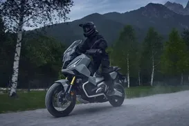 Honda lança X-ADV 2026: o SUV de duas rodas que une conforto e trilha - Imagem