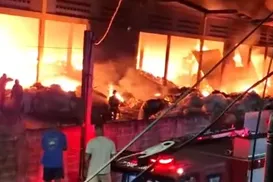 Incêndio de grandes proporções atinge galpão de reciclagem em Camaçari - Imagem