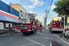 Incêndio de grandes proporções atinge loja no centro de Feira de Santana - Imagem