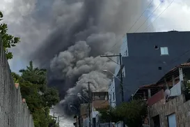 Incêndio destrói ônibus e gera nuvem de fumaça em Lauro de Freitas - Imagem