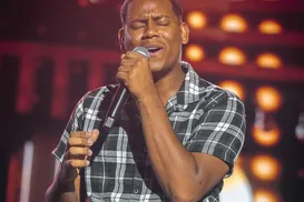 Integrante da banda de Netto Brito tranquiliza fãs após choque em show; veja vídeo - Imagem