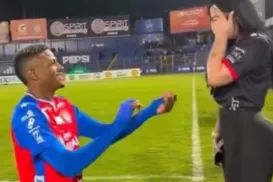 Jogador faz pedido de casamento no campo e anuncia término em 3 dias - Imagem