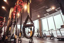 Jovem quebra os joelhos ao sofrer acidente durante treino em academia - Imagem