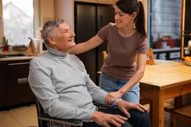 Lei pode liberar falta no trabalho para levar idosos e PCD ao médico - Imagem