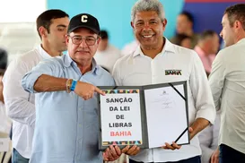 Lei que reconhece a Libras como meio legal de comunicação na Bahia é sancionada - Imagem