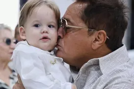 Leonardo dá bebida alcoólica ao neto de 1 ano e gera polêmica na web - Imagem