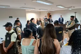 Mãe é absolvida após matar e cortar pênis de abusador da filha - Imagem