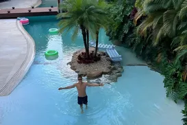 Mansão milionária de apresentador famoso tem "ilha particular"; veja - Imagem