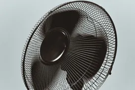 Menina de 1 ano morre ao tomar choque em fio de ventilador na Bahia - Imagem