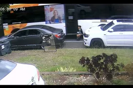 Menino de 12 anos é arrastado por ônibus escolar por 350 metros - Imagem