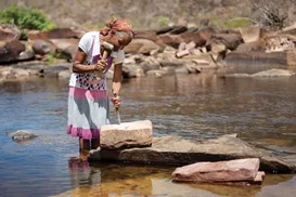 Menos de 20 centavos por pedra: a vida das mulheres que quebram rochas na Chapada - Imagem