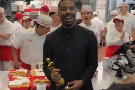 Michael B. Jordan celebra vitória no Oscar em lanchonete e causa alvoroço - Imagem