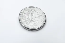 Moeda de 50 centavos esquecida na carteira pode valer até R$ 200 - Imagem