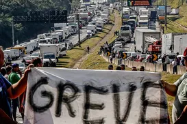 Moraes cobra R$ 7 bilhões de caminhoneiros por bloqueios de 2022 - Imagem