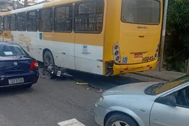 Moto vai parar embaixo de ônibus após acidente em Salvador - Imagem