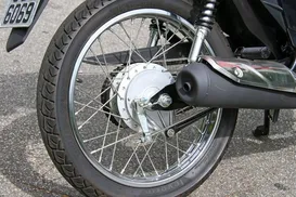 Motociclista morre após acidente com caminhão de limpeza - Imagem