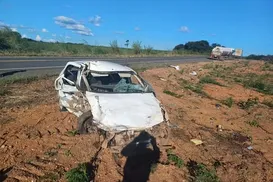 Mulher morre em acidente envolvendo carro e caminhão na Bahia - Imagem