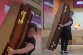 Mulher usa caixão como “balde” de pipoca durante promoção de R$ 19 - Imagem