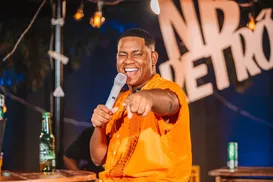 Músico de banda de arrocha recebe descarga elétrica durante show - Imagem