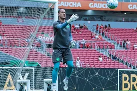 Novo goleiro do Bahia desembarca em Salvador e manda recado à torcida - Imagem