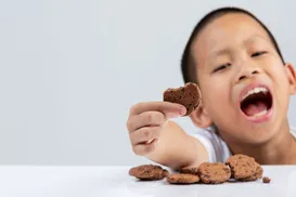 Nuggets e bolachas podem deixar seu filho mais agressivo; entenda - Imagem