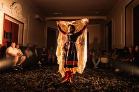 O que o isolamento ensina? Peça mergulha no inconsciente humano - Imagem