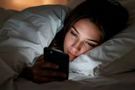 O que significa passar o dia no celular sem produzir nada, segundo a psicologia - Imagem